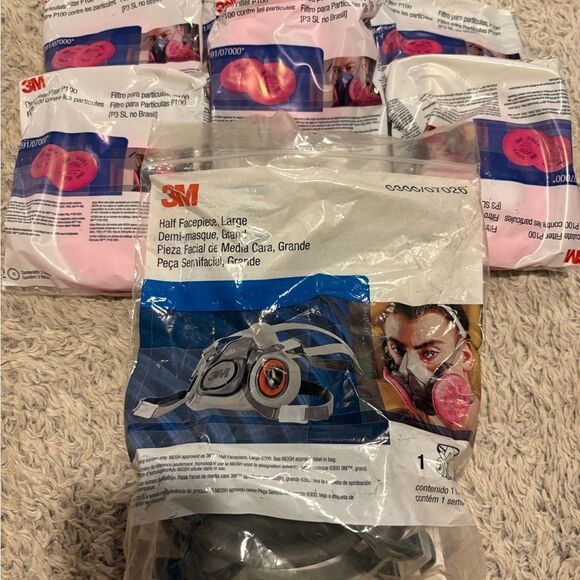 3M Half Facepiece Respirator with Filters - Picture 1 of 4